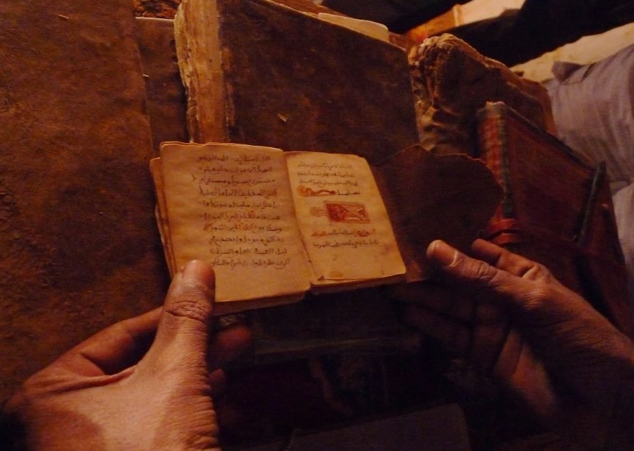 مخطوط بين يدي باحث